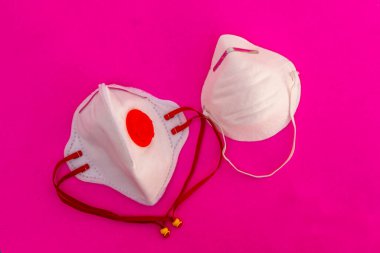 Beyaz tıbbi maske pembe arka planda izole edildi. Sağlık ve tıbbi konsept
