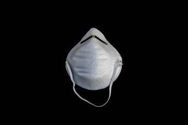 Coronavirus, COVID-19 ve Hava kirliliği pm2.5 konsepti. Tıbbi maske ve koronavirüs koruması siyah arka planda izole edildi