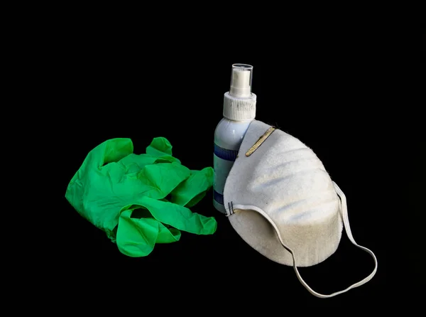 Virová ochrana. Lékařská chirurgická maska, dezinfekční gel a laboratorní rukavice na černém pozadí. Riziko Koronavirová choroba Pandemická koncepce COVID-19. Lékařský dýchací obvaz tvář. — Stock fotografie
