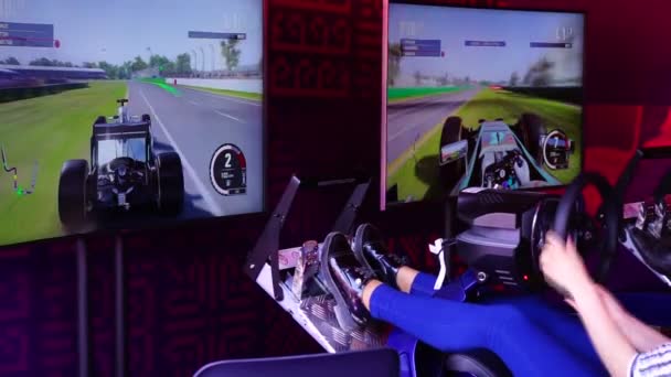 Een meisje rijden op de simulator auto race rally — Stockvideo