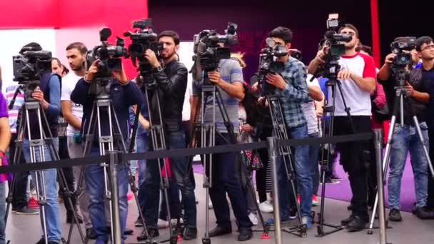 BAKU, AZERBAIJAN- 20 MEI 2018: Meerdere videooperators met camcorders op statieven nemen video op tijdens een evenement, — Stockvideo