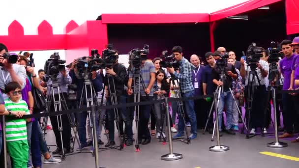 БАКУ, АЗЕРБАЙДЖАН- 20 мая 2018 года: Несколько видеооператоров с видеокамерами на штативах записывают видео на мероприятии , — стоковое видео