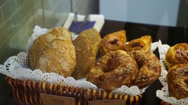 Bir fırının vitrininde ya da bakkalda geniş seçenekli ya da çeşitli çöllerde. Turtalar, turtalar, kremalı kekler, çikolatalı tatlılar.,