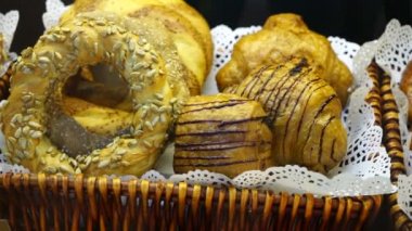 Bir fırının vitrininde ya da bakkalda geniş seçenekli ya da çeşitli çöllerde. Turtalar, turtalar, kremalı kekler, çikolatalı tatlılar.,