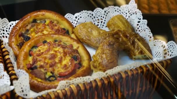 Janela de loja em uma padaria ou mercearia com ampla escolha ou variedade de vários desertos. Tortas, tortas, bolos cremosos, doces de chocolate , — Vídeo de Stock