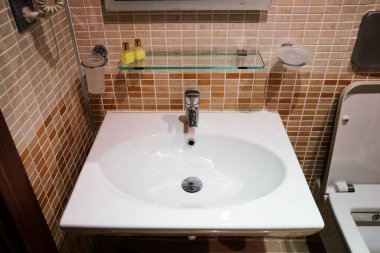 Lavabolu banyo, lüks evdeki modern banyo, banyodaki modern lavabo.