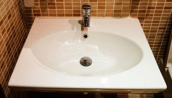 Interior de baño con lavabo, Cuarto de baño moderno en casa de lujo, lavabo moderno en el baño. — Foto de Stock