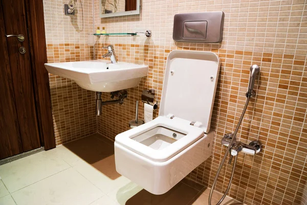 Los lavabos y lavabos blancos modernos de cerámica en el baño.. — Foto de Stock