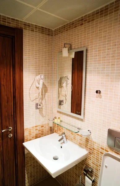 Interior de baño con lavabo, Cuarto de baño moderno en casa de lujo, lavabo moderno en el baño. — Foto de Stock