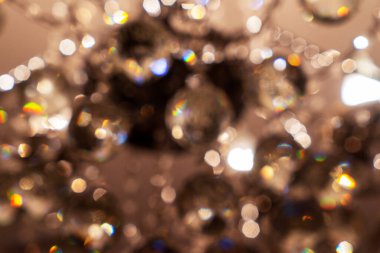 Bir odada klasik kristal bir avize. Odaklanamıyorum.