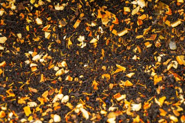 Dükkanın vitrininde katkı maddeleri olan yeşil, siyah çay..