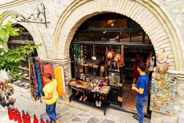 Shaki, Azerbaycan - 20 Mayıs 2019: Shaki, Azerbaycan 'daki antika mağazaları.