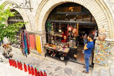 Shaki, Azerbaycan - 20 Mayıs 2019: Shaki, Azerbaycan 'daki antika mağazaları.