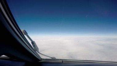 Uçağa yaklaşma ve öğleden sonra havaalanına inme. Kokpitin manzarası. zaman çizelgeleri.