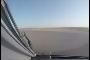 Havaalanından uçağa atla ve bulutların üzerinden uç. Kokpitten ateş ediliyor.