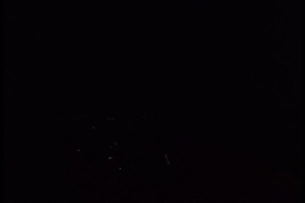 항공기 조종실에서 촬영은 야간경사진 장면을 야간에 공항에 착륙하기 접근을 모습을 — 비디오