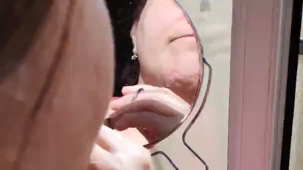 Женщина выщипывает волосы на лице пинцетом. Очистка лица. — стоковое видео