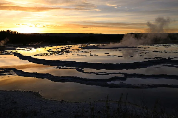 Gran fuente géiser al atardecer — Foto de Stock