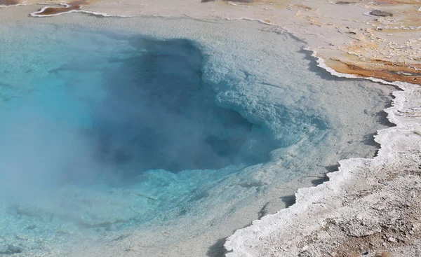 Fonte clara no Yellowstone NP — Fotografia de Stock