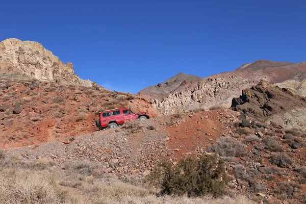 Toyota Landcruiser onderweg Titus Canyon Nov 2014 in Death Valley National Park, Californië, Usa — Stockfoto