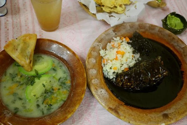 Plaka siyah köstebek ve pirinç ile tavuk