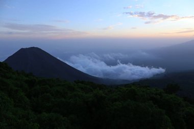 Izalco yanardağ, bir görünüm noktaları Cerro Verde Milli Parkı'nda Santa Ana, El Salvador yakınındaki görüldü