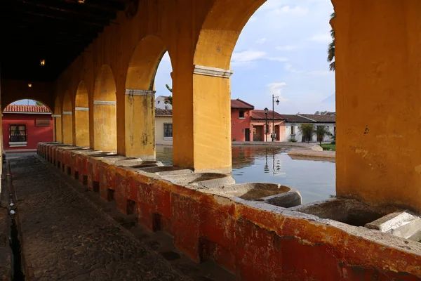 Ortak Çamaşırhane çeşme Antigua, Guatemala — Stok fotoğraf