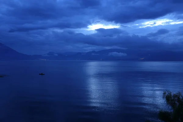 Atardecer azul en el lago Atitilan en Guatemala —  Fotos de Stock