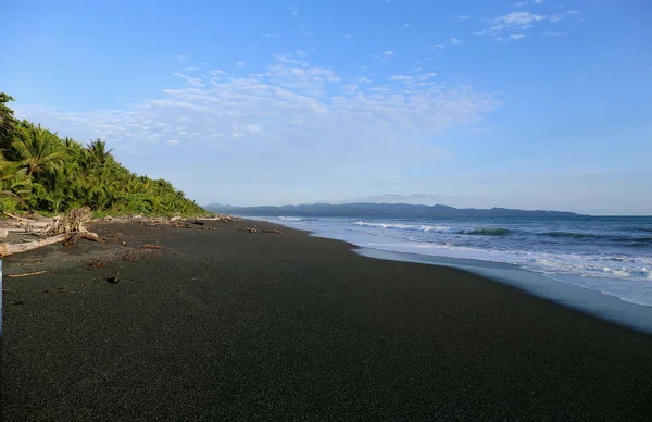 Schwarzer Sandstrand in Costa Rica — Stockfoto