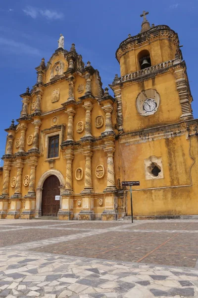 Sárga templom - a Leon, nicaraguai Recoleccion — Stock Fotó