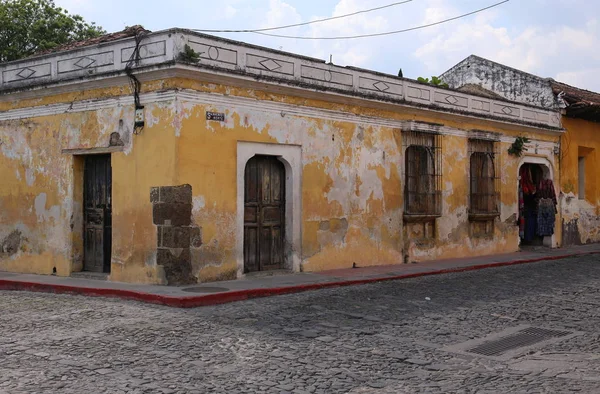 Вулиця сцени в Антигуа, Гватемала в травні 2015 — стокове фото