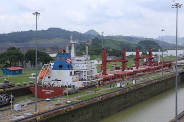 Bir su yolu Atlantik Okyanusu ile Pasifik Okyanusu bağlanır Panama Panama Kanalı olduğunu.