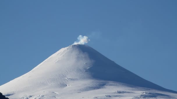 Smoke over the snow covered Villrrica Volcan, Chile — Stock Video