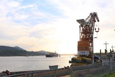 Panama Kanalı üzerinden günbatımı