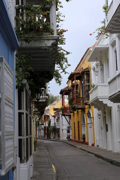 殖民地街道在卡塔赫纳, 哥伦比亚 — 图库照片