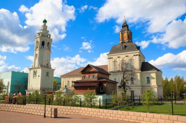 Tula şehri, Rusya - Mayıs 2019: Ortodoks Nikolo-Zaretskaya kilisesi ve sıcak güneş ışınlarındaki İsa 'nın Noel Tapınağı kuleleri.