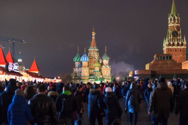 Noel tatilini dışarıda kutlayan insanların manzarası, Moskova 