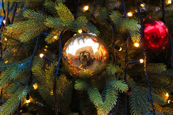 Süslü Noel ağacının kapatılması, tatil kavramı