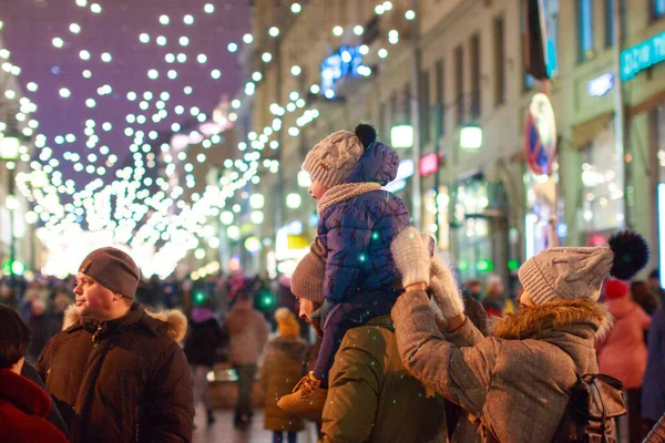 Vista Gente Que Celebra Las Vacaciones Navidad Aire Libre Moscú —  Fotos de Stock