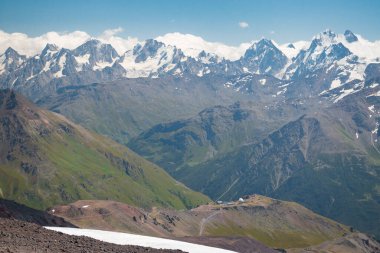 Terskol Dağı Gözlemevi, Kafkasya, Rusya - Ağustos 2019: Karabaşi İstasyonu 'ndan Karabaşi istasyonu manzaralı, yeşil yamaçlardaki beyaz kubbe ve diğer binalar.