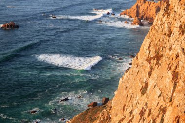 Cabo da Roca, Portekiz 'de dalgalar ve uçurumlar.