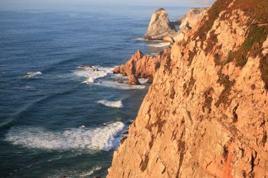 Cabo da Roca, Portekiz 'de dalgalar ve uçurumlar.