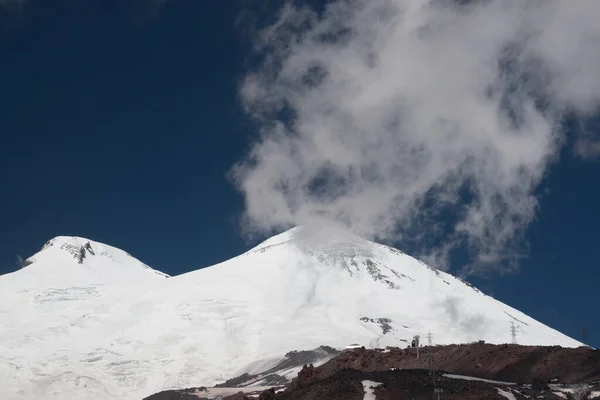 Σύννεφο Και Δύο Κορυφές Του Ηφαιστείου Έλμπρους Παγετώνες Και Γαλάζιο — Φωτογραφία Αρχείου