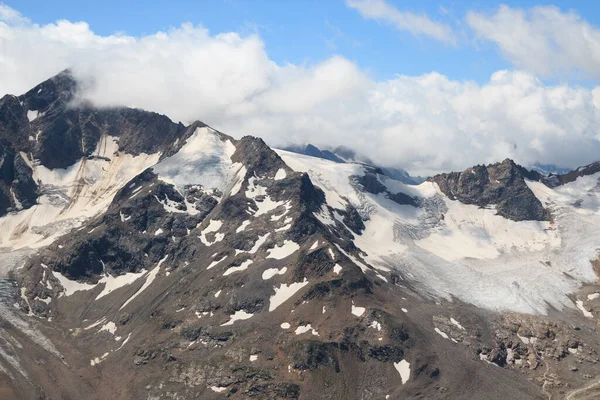 Καύκασος Βουνά Κοντά Στο Ηφαίστειο Elbrus Παγετώνες Σύννεφα Και Κορυφές — Φωτογραφία Αρχείου