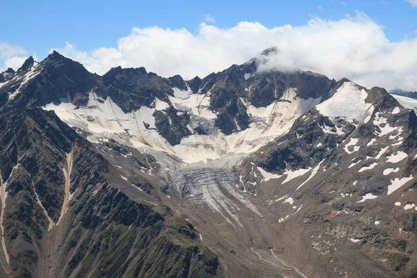 Καύκασος Βουνά Κοντά Στο Ηφαίστειο Elbrus Παγετώνες Σύννεφα Και Κορυφές — Φωτογραφία Αρχείου