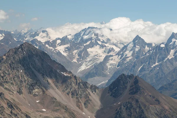 Καύκασος Βουνά Κοντά Στο Ηφαίστειο Elbrus Παγετώνες Σύννεφα Και Κορυφές — Φωτογραφία Αρχείου