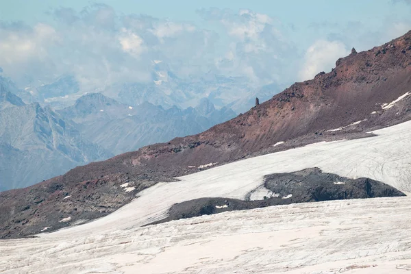 Πέτρινος Ακραίος Κόκκινη Πλαγιά Του Ηφαιστείου Έλμπρους Λευκό Παγετώνα Σύννεφα — Φωτογραφία Αρχείου