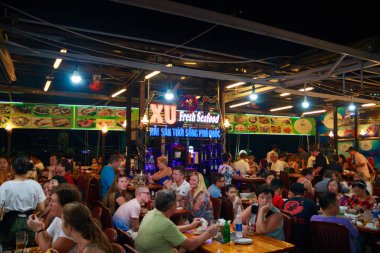 Duong Dong Şehri, Phu Quoc, Vietnam - Aralık 2018: Fenerli ve insan yiyen gece marketi.