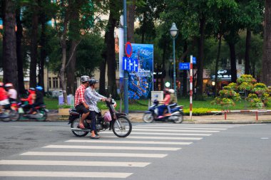Ho Chi Minh şehri, Vietnam - Aralık 2018: İnşaat alanı yakınlarındaki trafik insanlarla, motosikletlerle, gökdelenlerle, otobüslerle