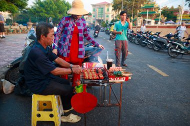 Duong Dong Şehri, Phu Quoc, Vietnam - Aralık 2018: Phu Quoc Adası caddesinde Vietnamlı sokak yiyecek tüccarları